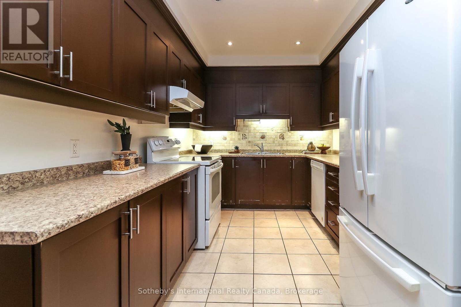 308 - 25 Beaver Street S, Blue Mountains, ON - Indoor Photo Showing Kitchen