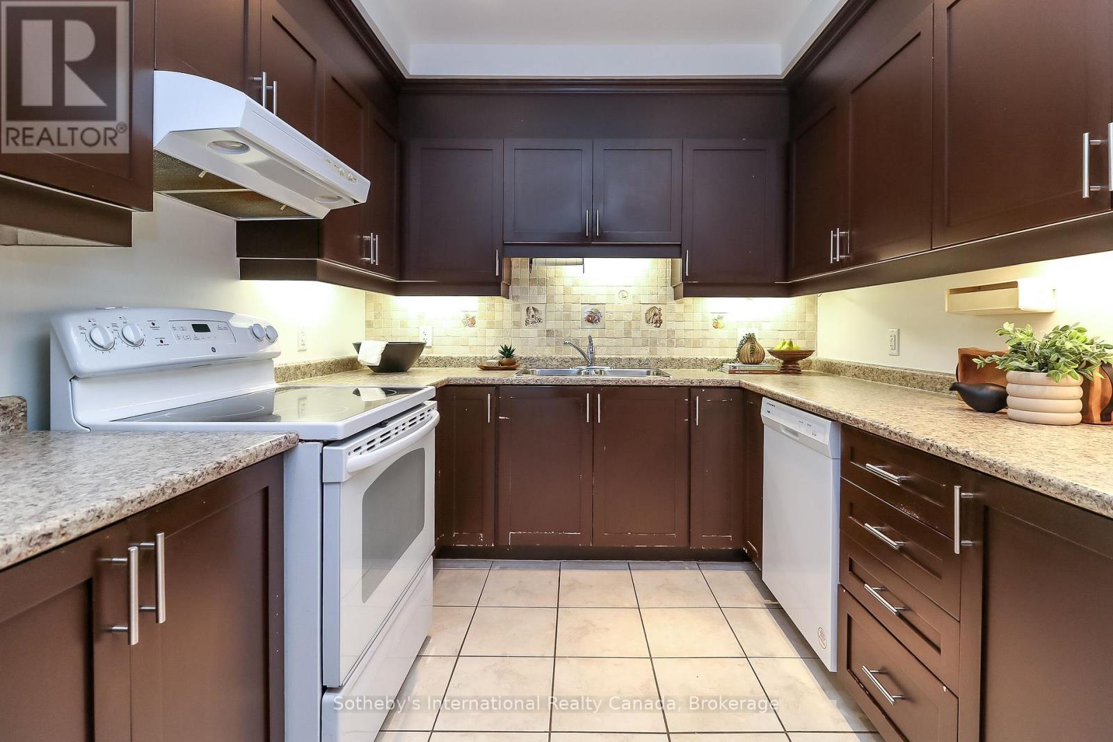 308 - 25 Beaver Street S, Blue Mountains, ON - Indoor Photo Showing Kitchen With Double Sink