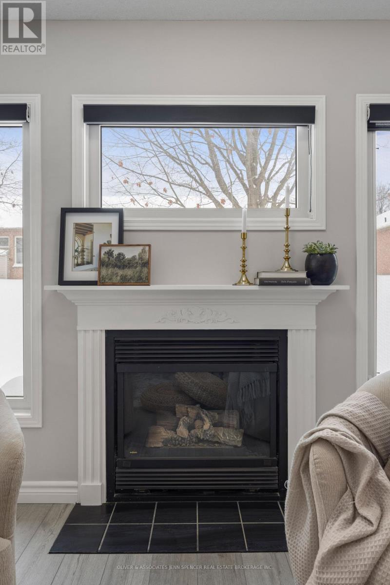 66 - 601 Grenfell Drive, London North (North C), ON - Indoor Photo Showing Living Room With Fireplace