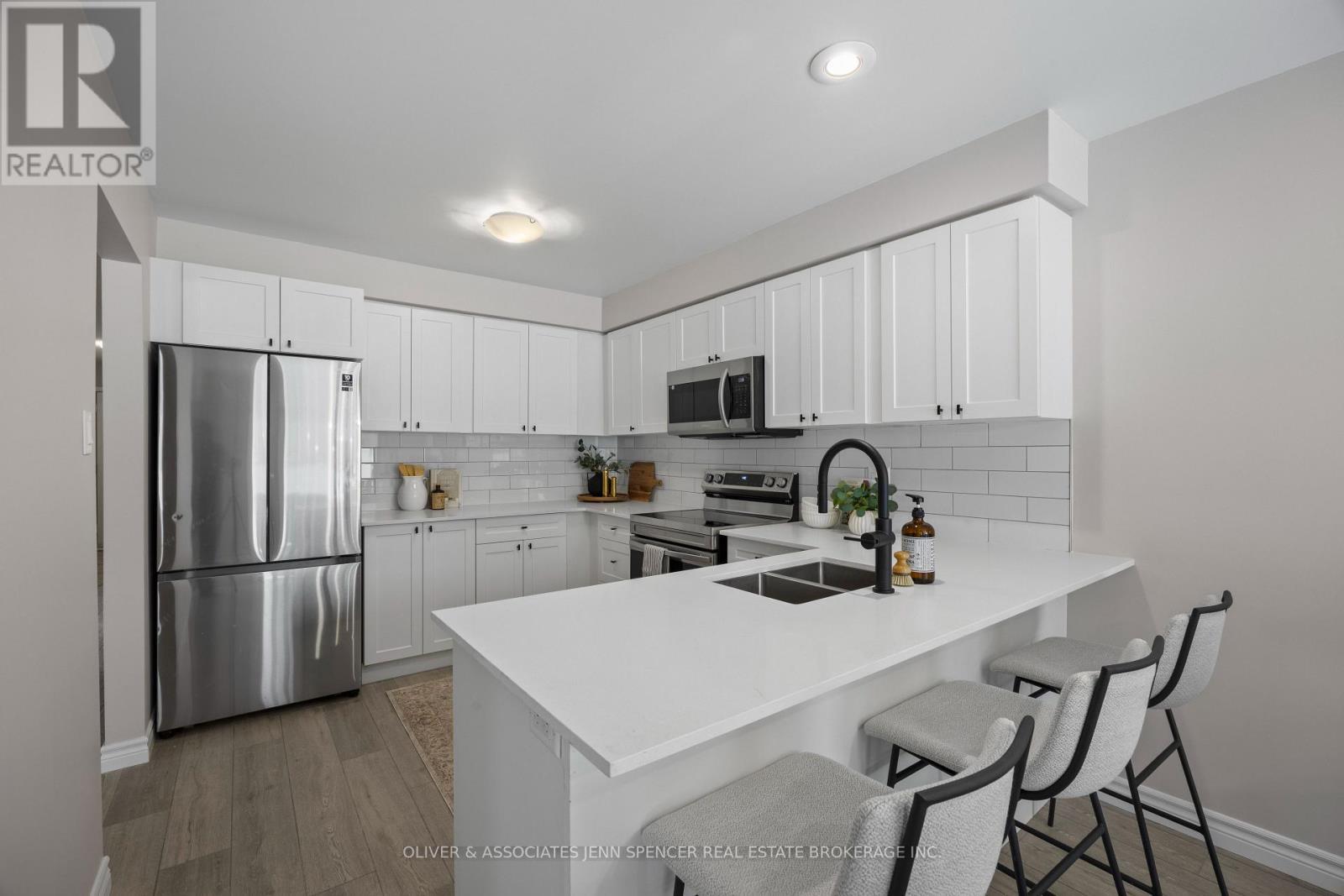 66 - 601 Grenfell Drive, London North (North C), ON - Indoor Photo Showing Kitchen With Double Sink With Upgraded Kitchen