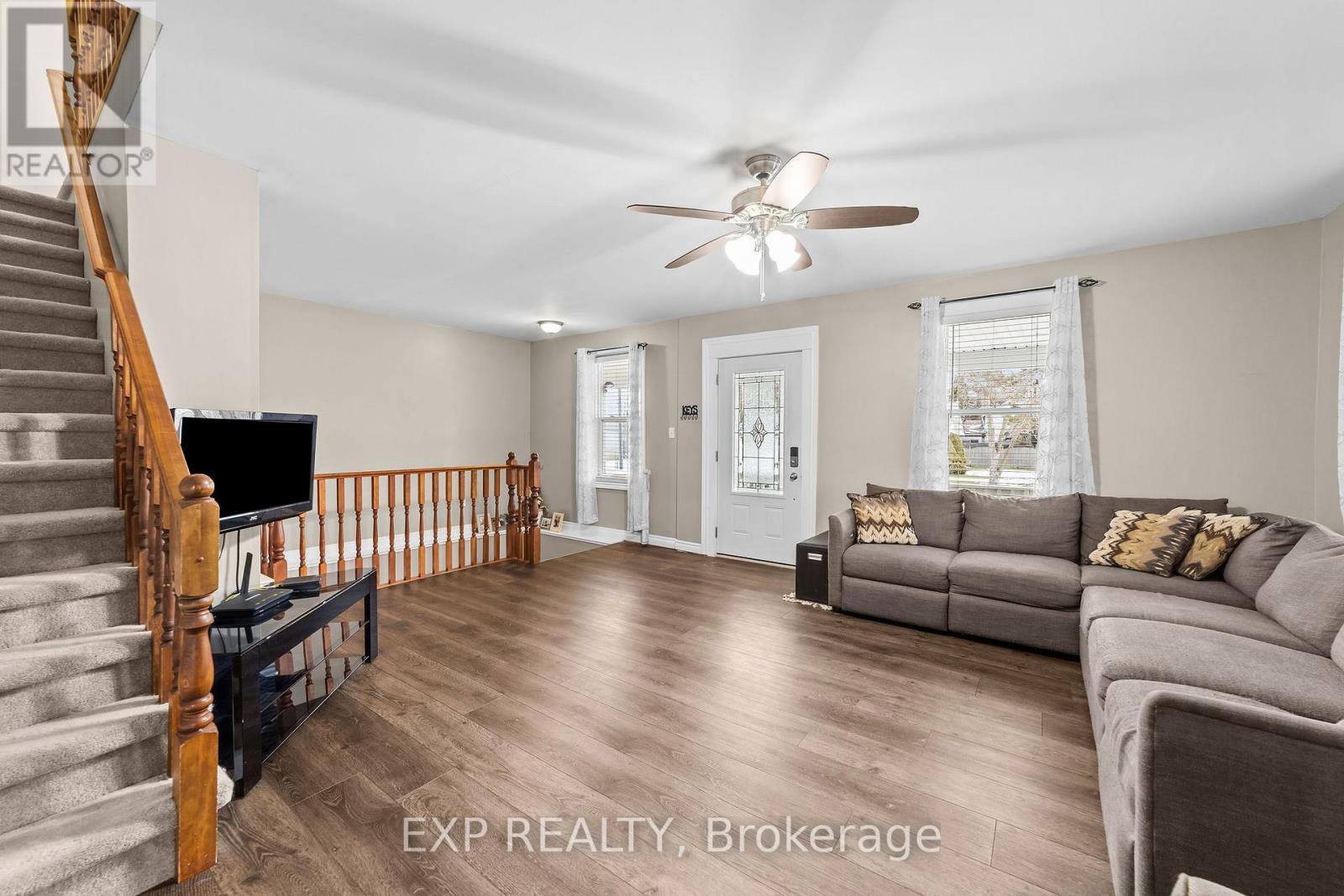 89 Ontario Street, Lambton Shores (Thedford), ON - Indoor Photo Showing Living Room