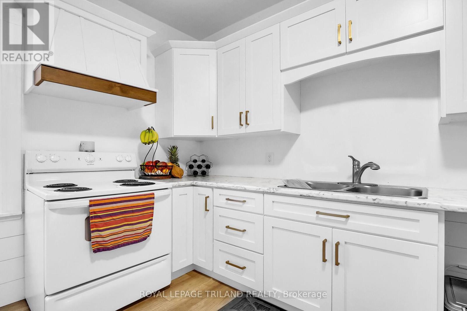 86 Kains Street, St. Thomas, ON - Indoor Photo Showing Kitchen With Double Sink