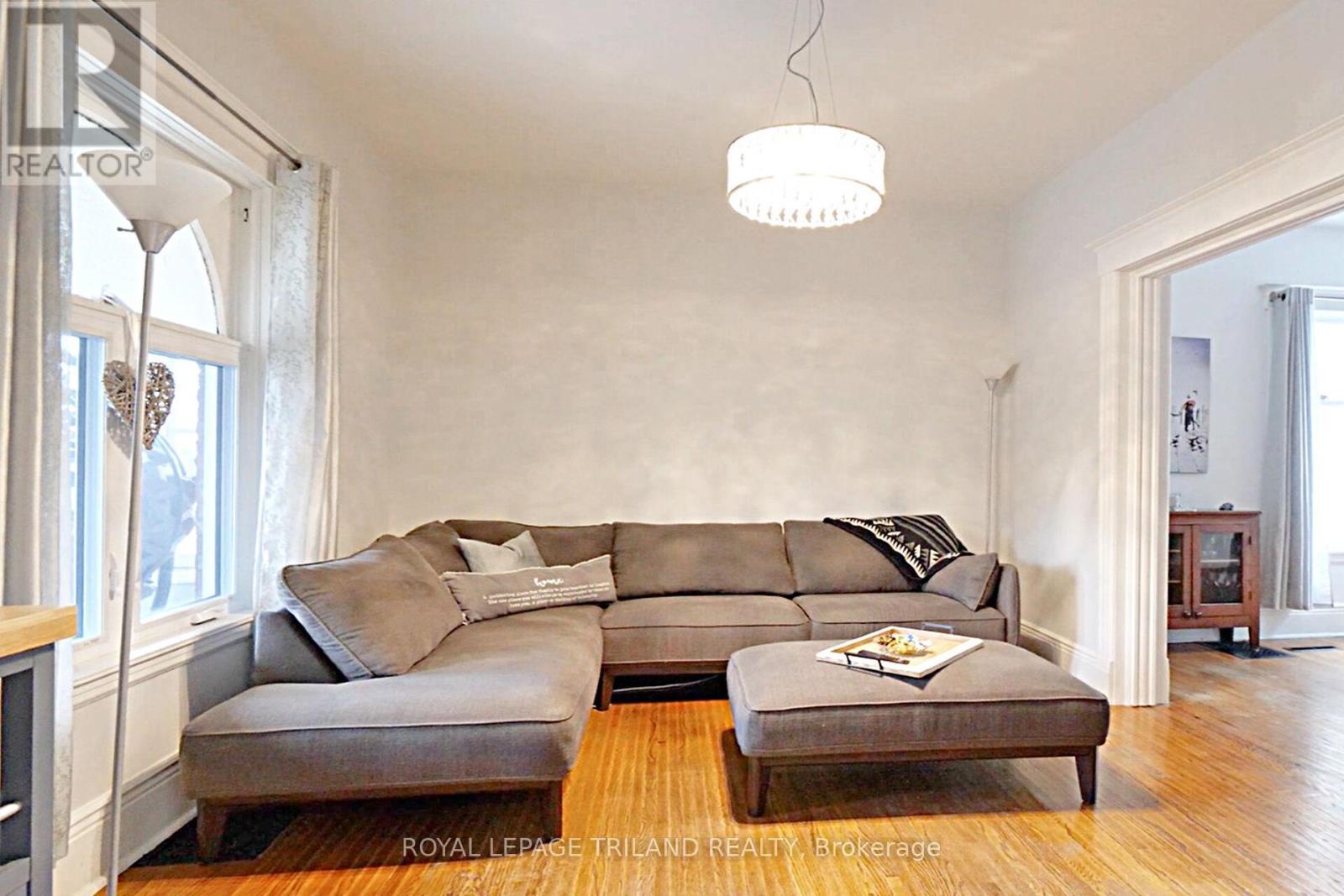 86 Kains Street, St. Thomas, ON - Indoor Photo Showing Living Room