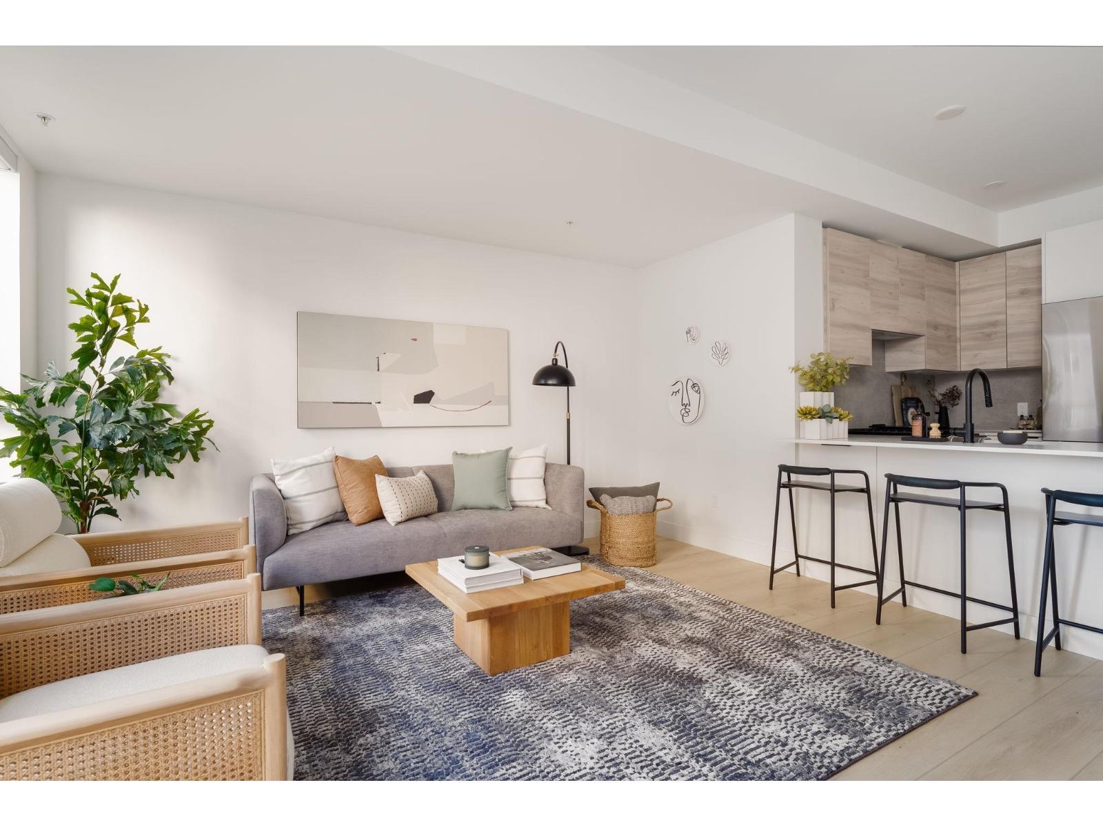 101 30494 Cardinal Avenue, Abbotsford, BC - Indoor Photo Showing Living Room