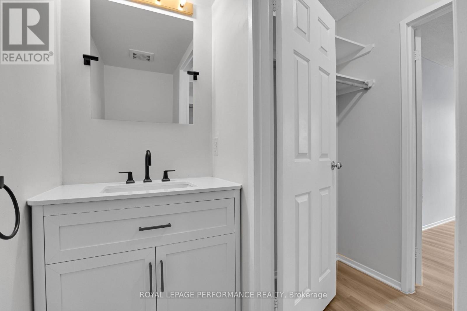 1701 - 470 Laurier Avenue W, Ottawa, ON - Indoor