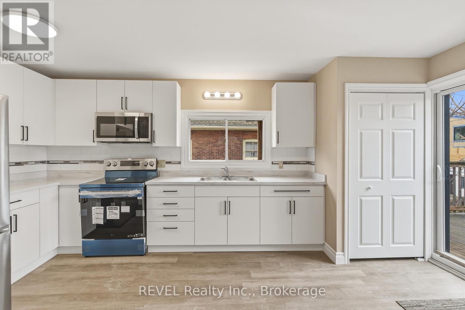 184 Queenston Street, St. Catharines (E. Chester), ON - Indoor Photo Showing Kitchen