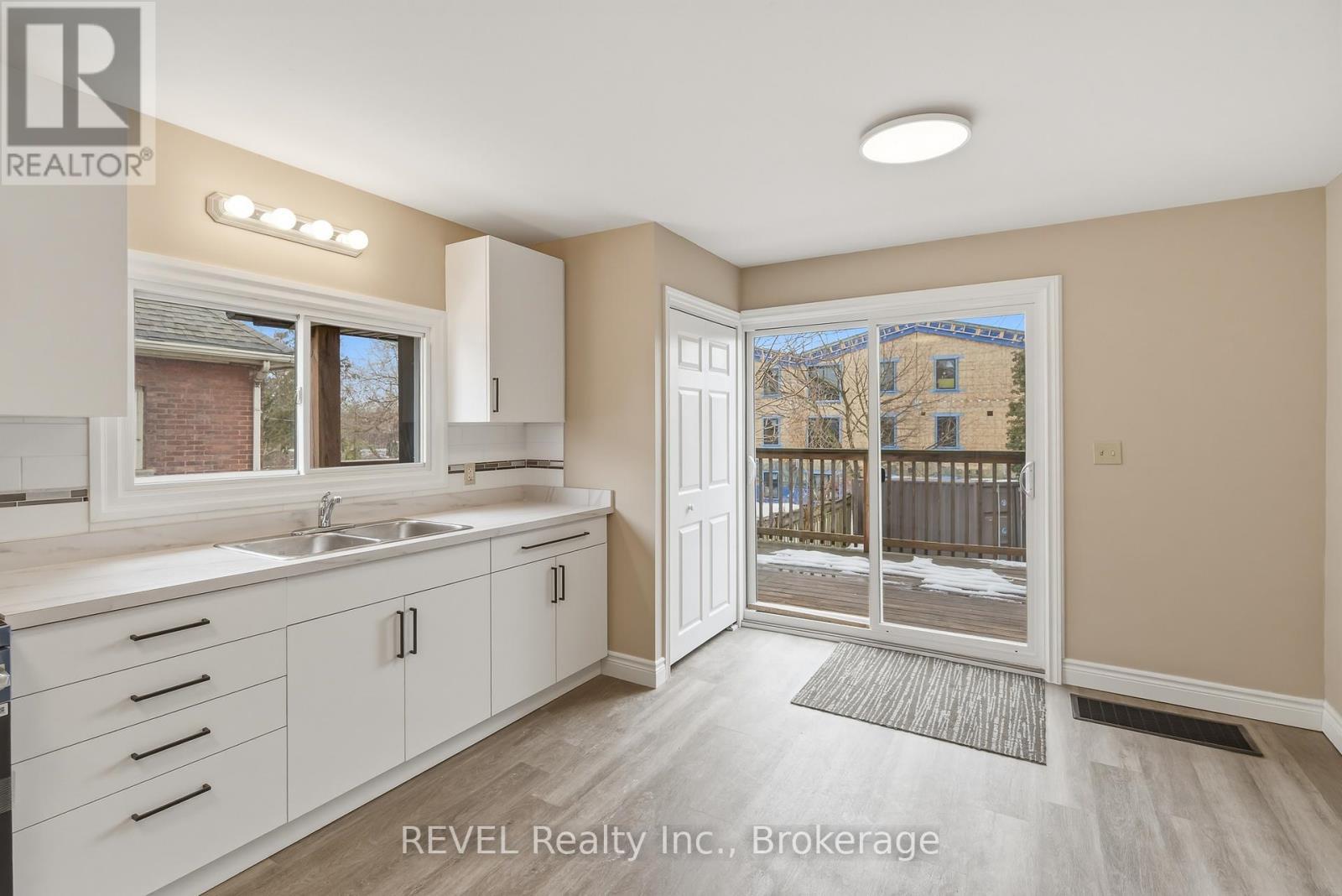 184 Queenston Street, St. Catharines (E. Chester), ON - Indoor Photo Showing Kitchen With Double Sink