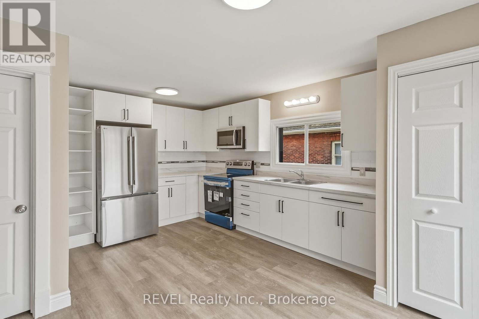 184 Queenston Street, St. Catharines (E. Chester), ON - Indoor Photo Showing Kitchen With Double Sink