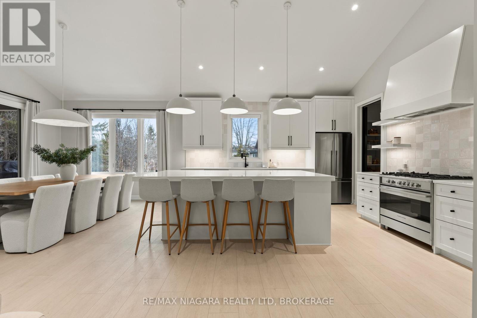 27 Maple Leaf Avenue S, Fort Erie (Ridgeway), ON - Indoor Photo Showing Kitchen With Upgraded Kitchen