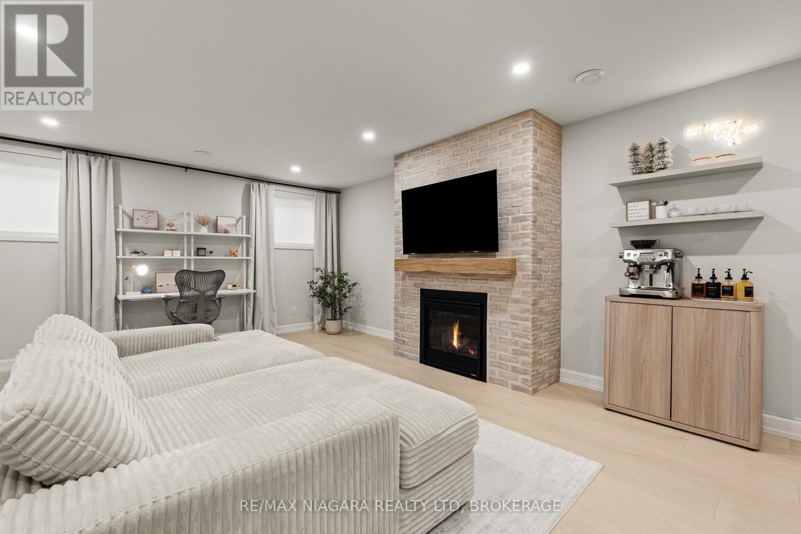 27 Maple Leaf Avenue S, Fort Erie (Ridgeway), ON - Indoor With Fireplace