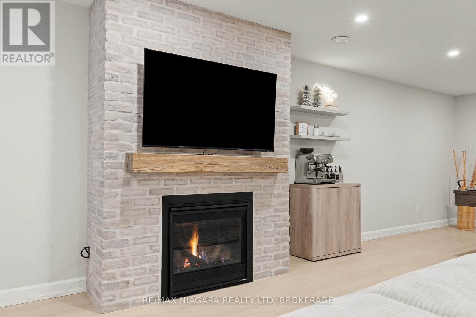 27 Maple Leaf Avenue S, Fort Erie (Ridgeway), ON - Indoor Photo Showing Living Room With Fireplace