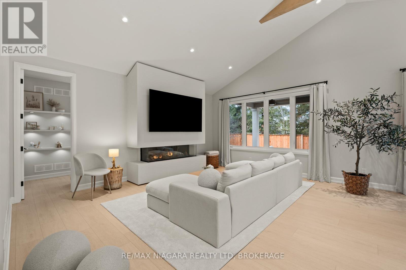 27 Maple Leaf Avenue S, Fort Erie (Ridgeway), ON - Indoor With Fireplace