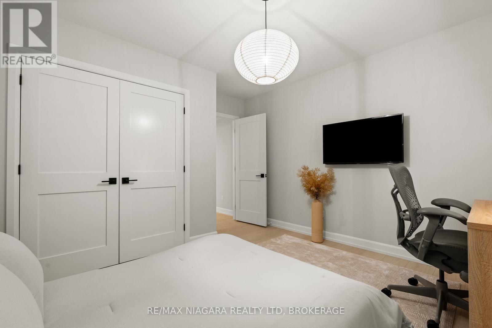 27 Maple Leaf Avenue S, Fort Erie (Ridgeway), ON - Indoor Photo Showing Bedroom