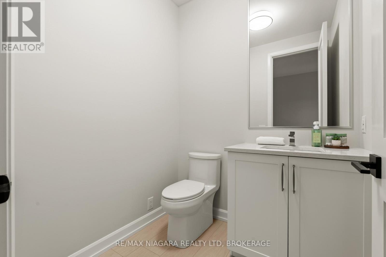 main floor secondary bath - 27 Maple Leaf Avenue S, Fort Erie (Ridgeway), ON - Indoor Photo Showing Bathroom