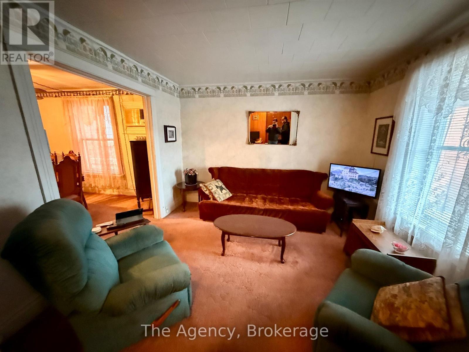 484 East Main Street, Welland (Welland Downtown), ON - Indoor Photo Showing Living Room