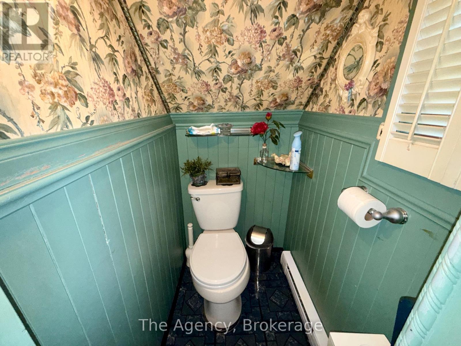 484 East Main Street, Welland (Welland Downtown), ON - Indoor Photo Showing Bathroom