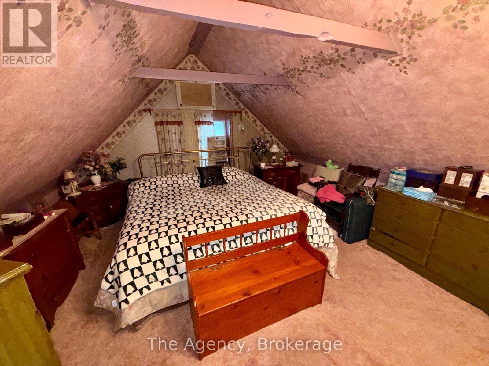 484 East Main Street, Welland (Welland Downtown), ON - Indoor Photo Showing Bedroom