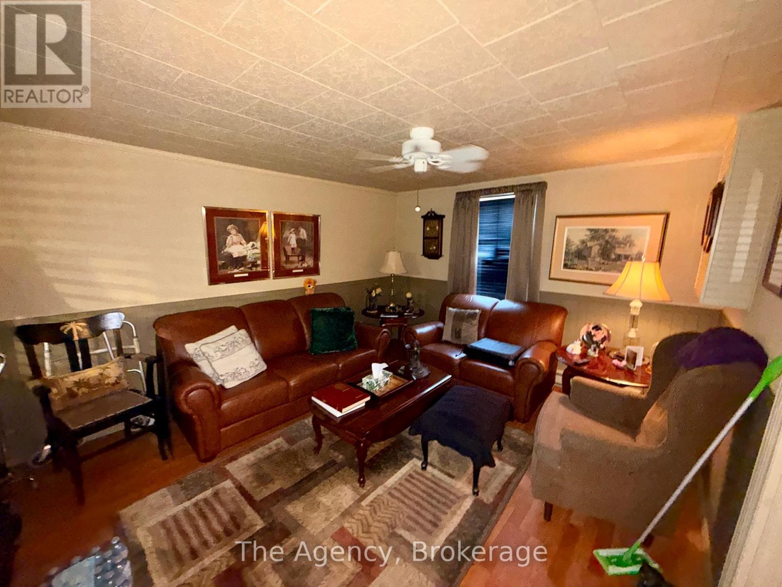 484 East Main Street, Welland (Welland Downtown), ON - Indoor Photo Showing Living Room