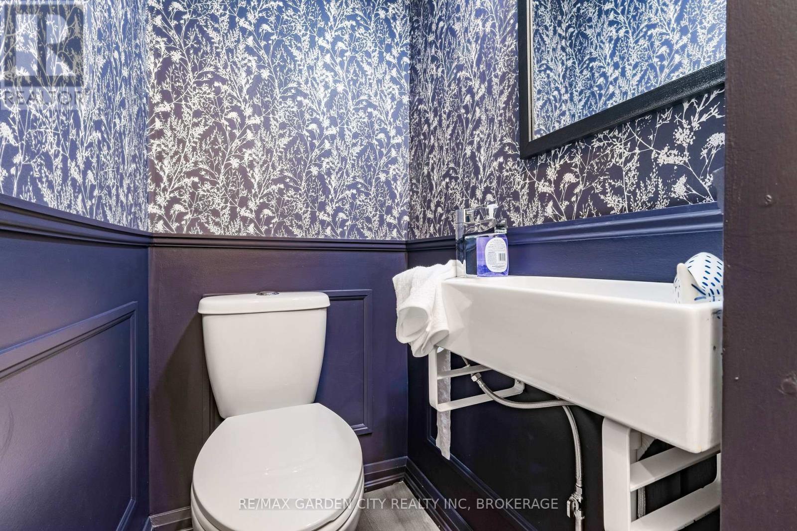 254 St Clair Boulevard, Hamilton (St. Clair), ON - Indoor Photo Showing Bathroom