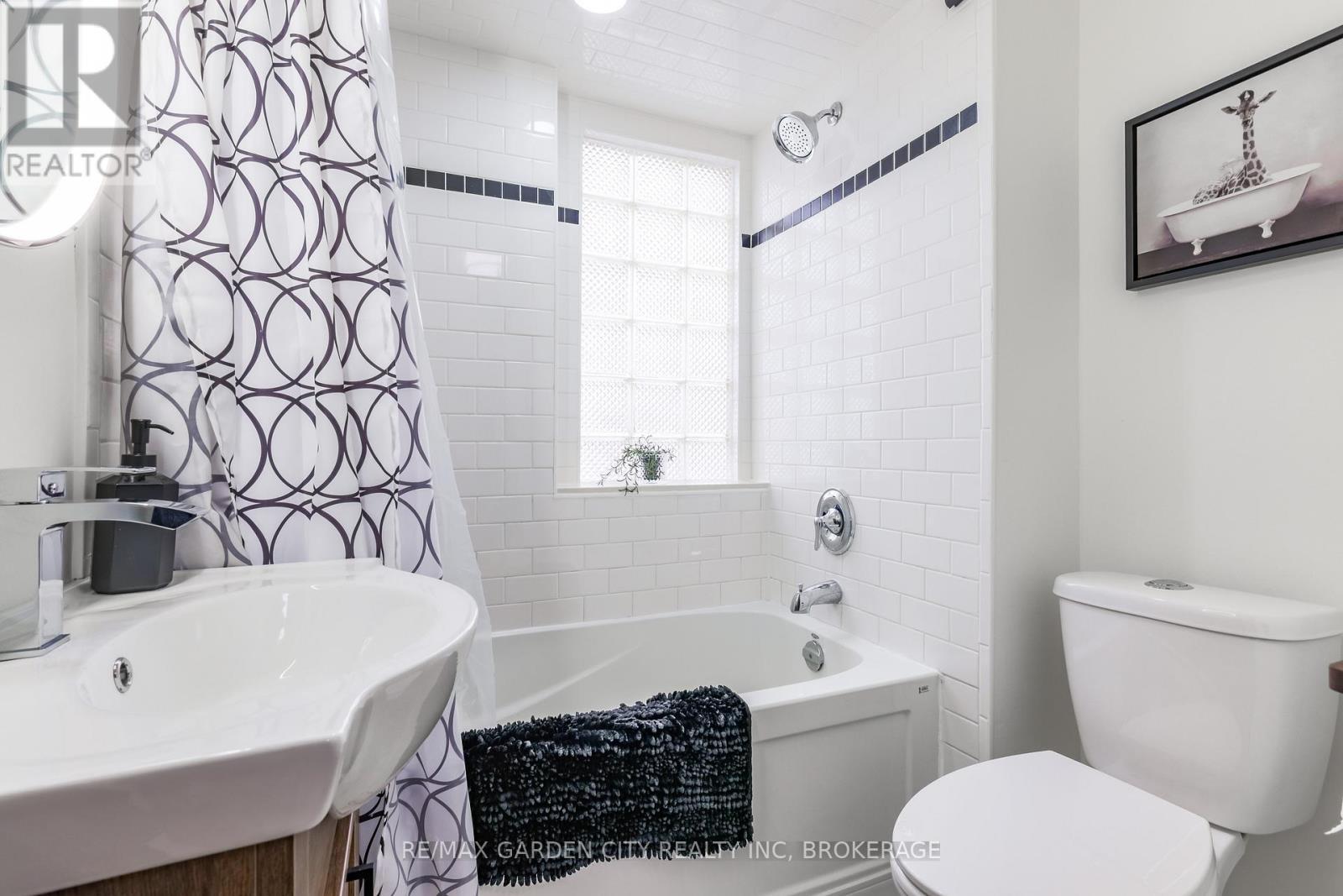 254 St Clair Boulevard, Hamilton (St. Clair), ON - Indoor Photo Showing Bathroom