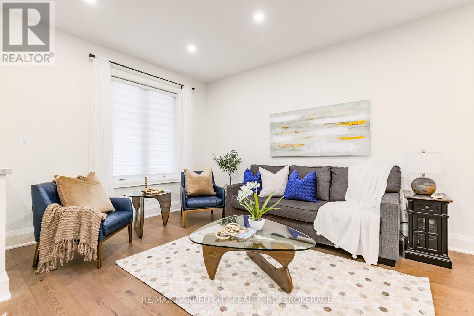 254 St Clair Boulevard, Hamilton (St. Clair), ON - Indoor Photo Showing Living Room