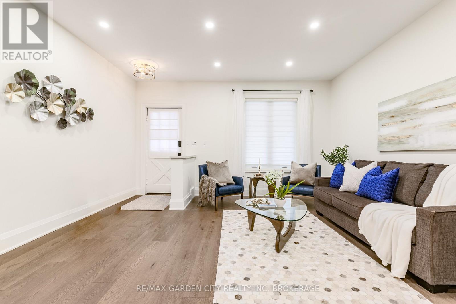 254 St Clair Boulevard, Hamilton (St. Clair), ON - Indoor Photo Showing Living Room