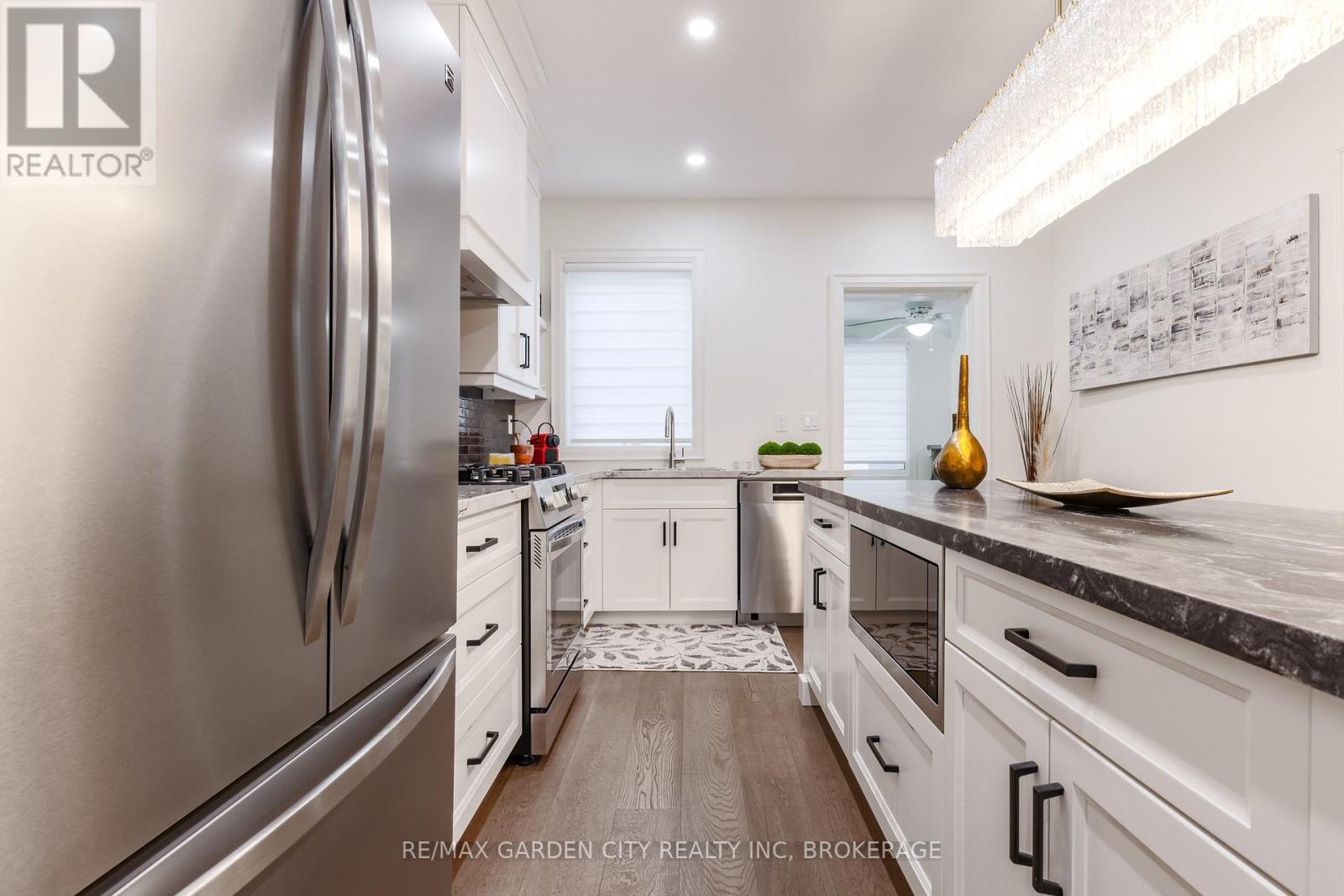 254 St Clair Boulevard, Hamilton (St. Clair), ON - Indoor Photo Showing Kitchen With Upgraded Kitchen