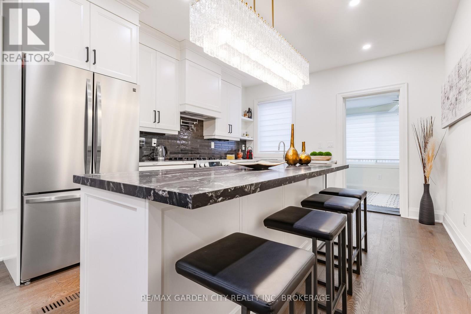 254 St Clair Boulevard, Hamilton (St. Clair), ON - Indoor Photo Showing Kitchen With Upgraded Kitchen