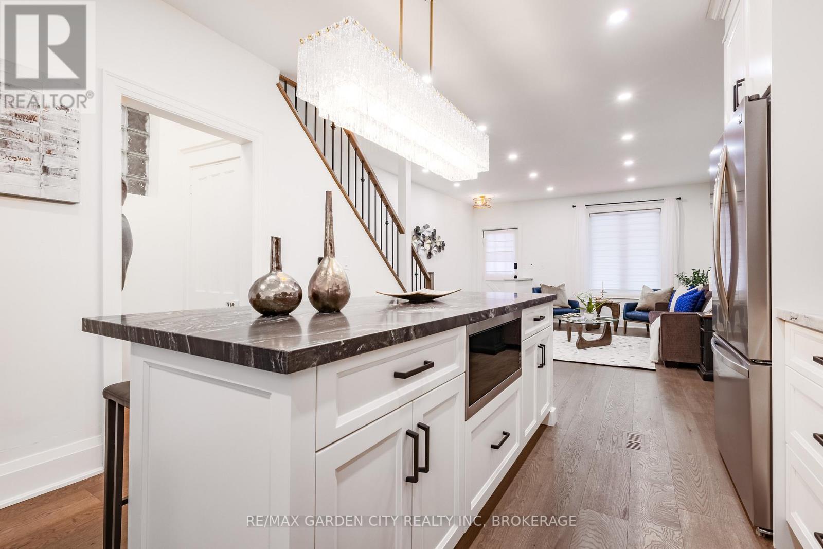 254 St Clair Boulevard, Hamilton (St. Clair), ON - Indoor Photo Showing Kitchen With Upgraded Kitchen