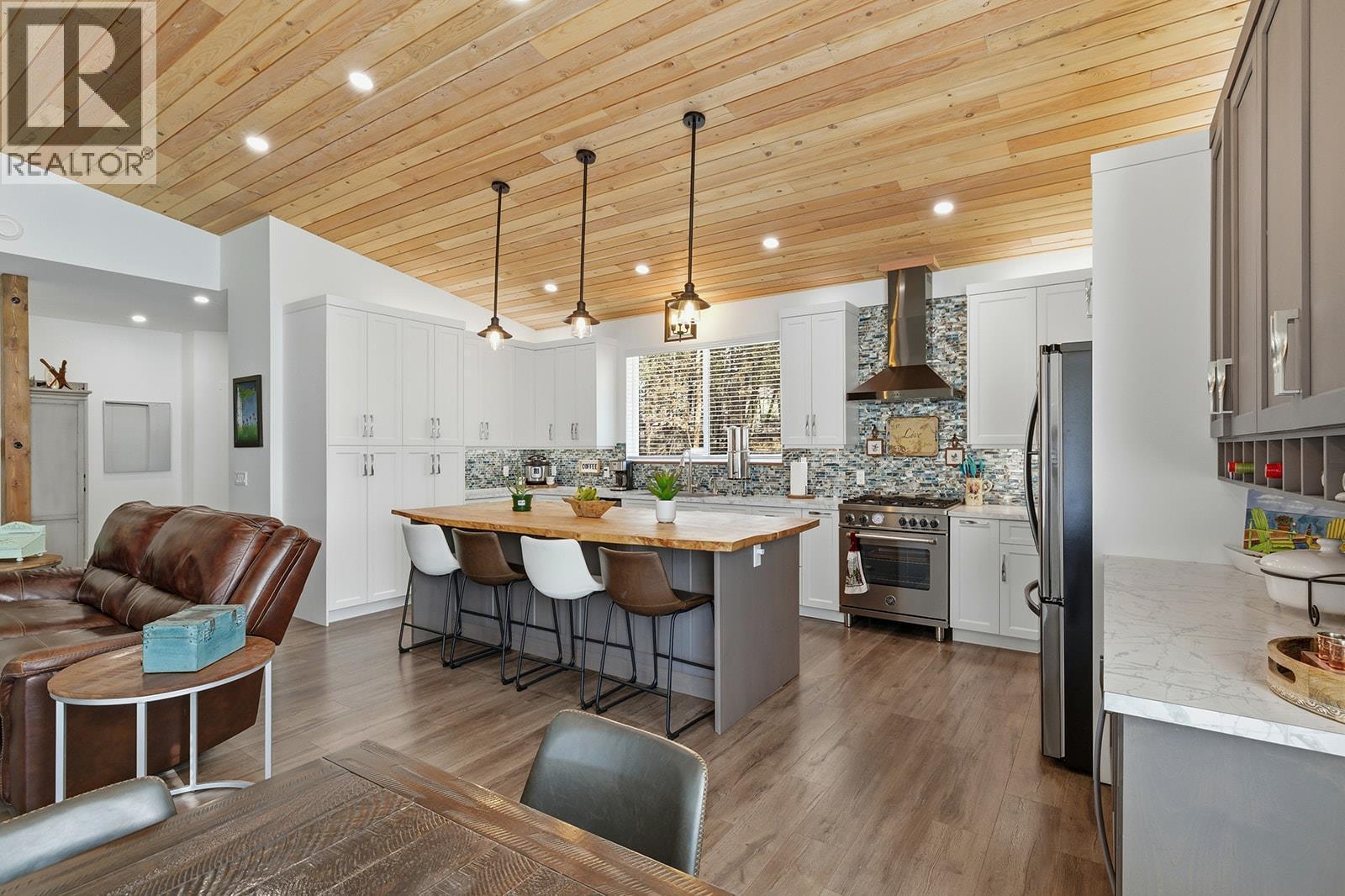 7145 Dunwaters Road, Kelowna, BC - Indoor Photo Showing Kitchen With Upgraded Kitchen