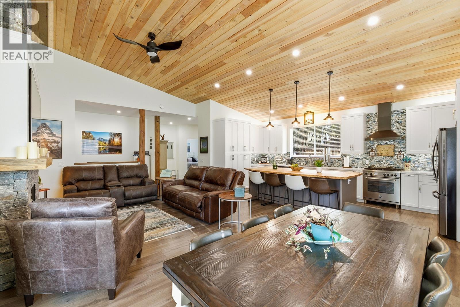 7145 Dunwaters Road, Kelowna, BC - Indoor Photo Showing Living Room