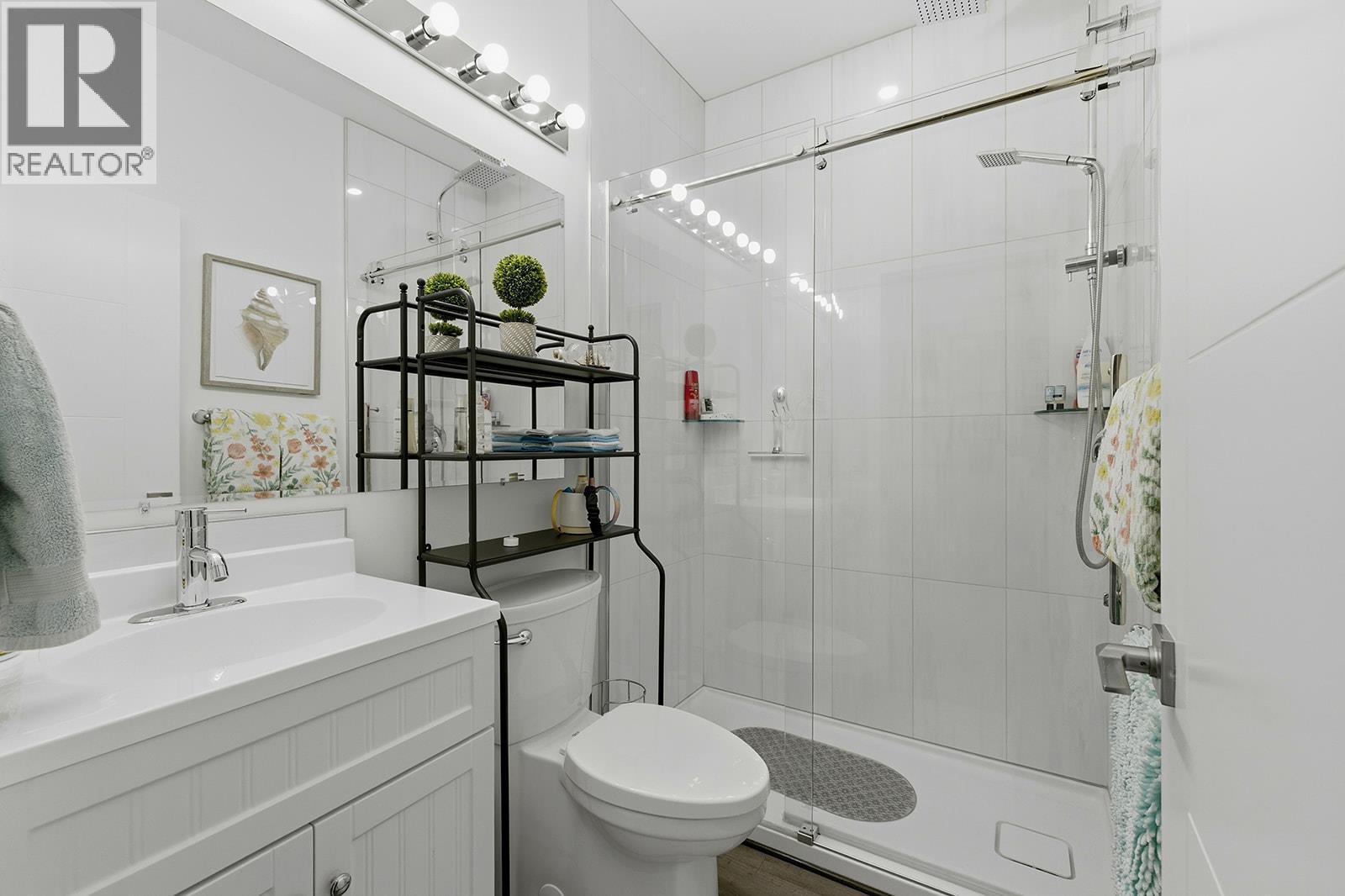 7145 Dunwaters Road, Kelowna, BC - Indoor Photo Showing Bathroom