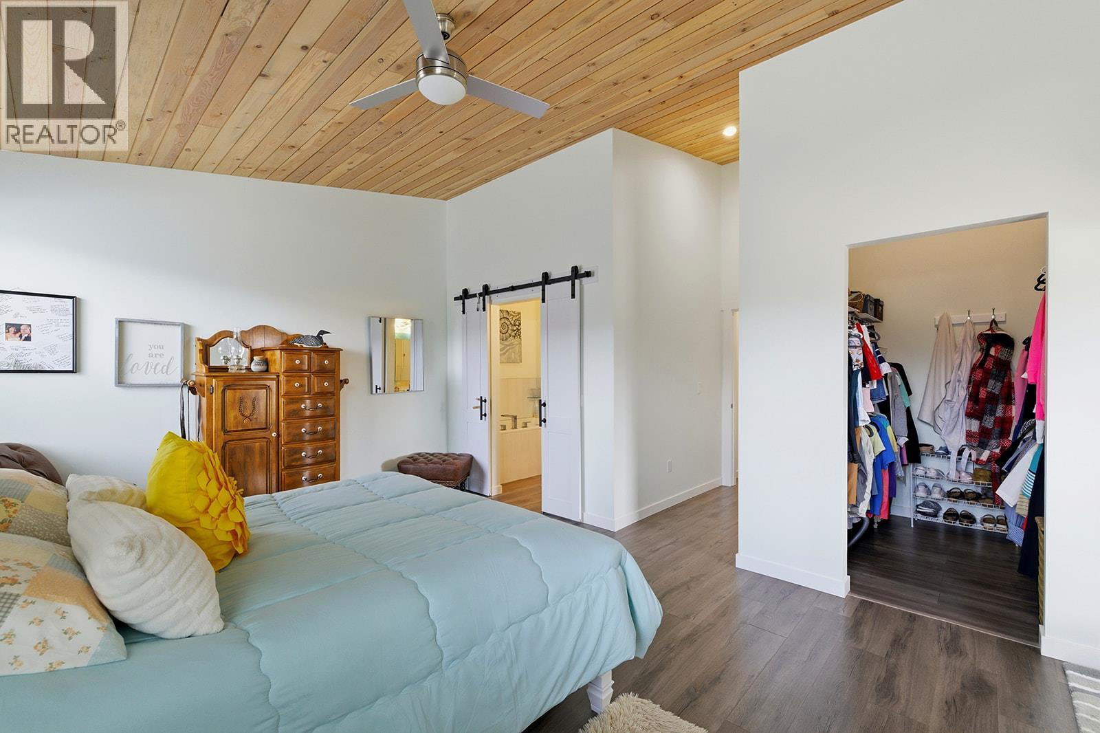 7145 Dunwaters Road, Kelowna, BC - Indoor Photo Showing Bedroom