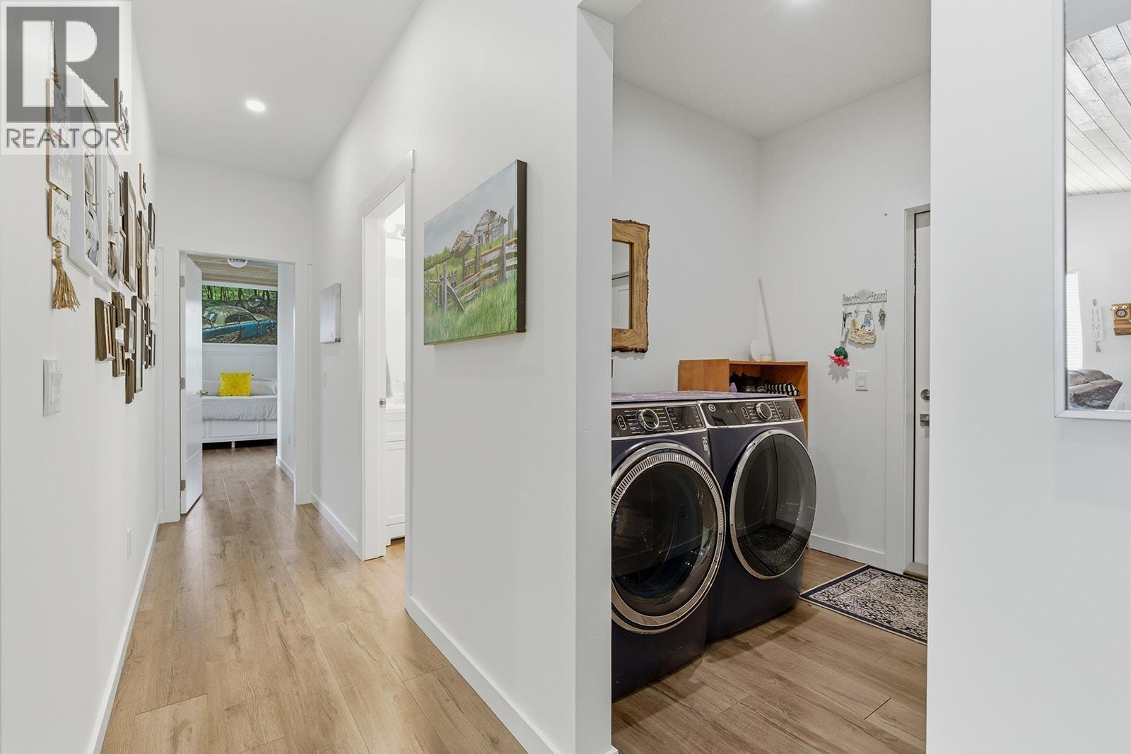 7145 Dunwaters Road, Kelowna, BC - Indoor Photo Showing Laundry Room