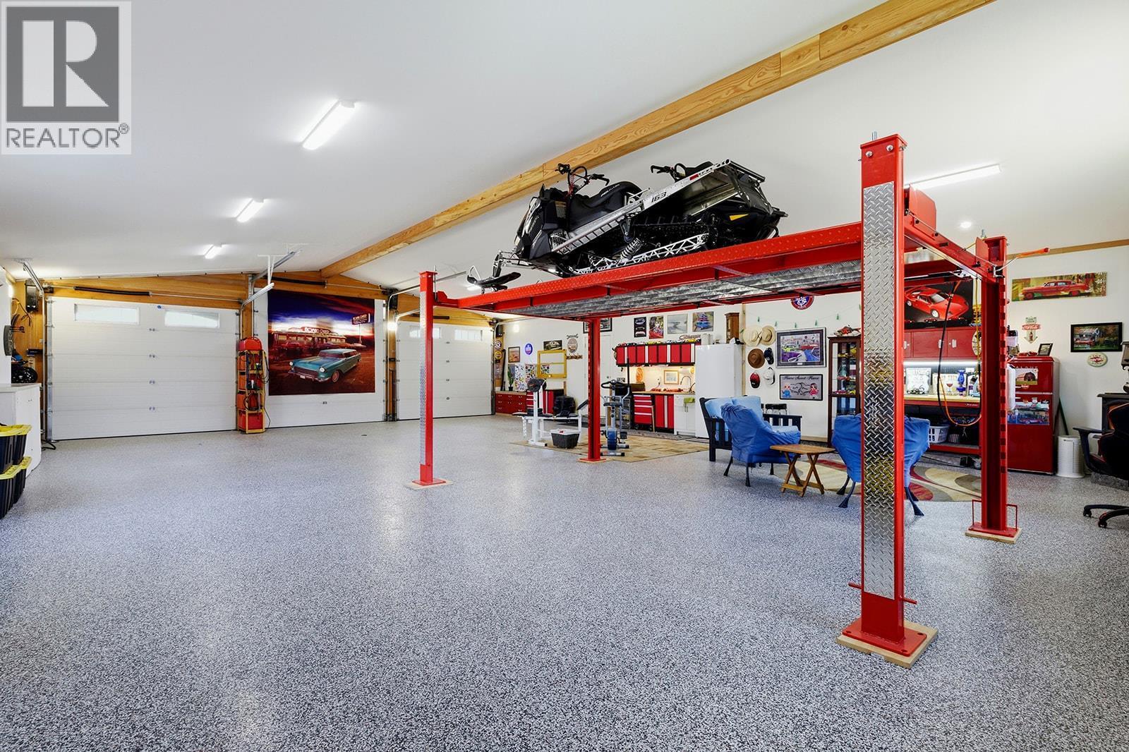 7145 Dunwaters Road, Kelowna, BC - Indoor Photo Showing Garage