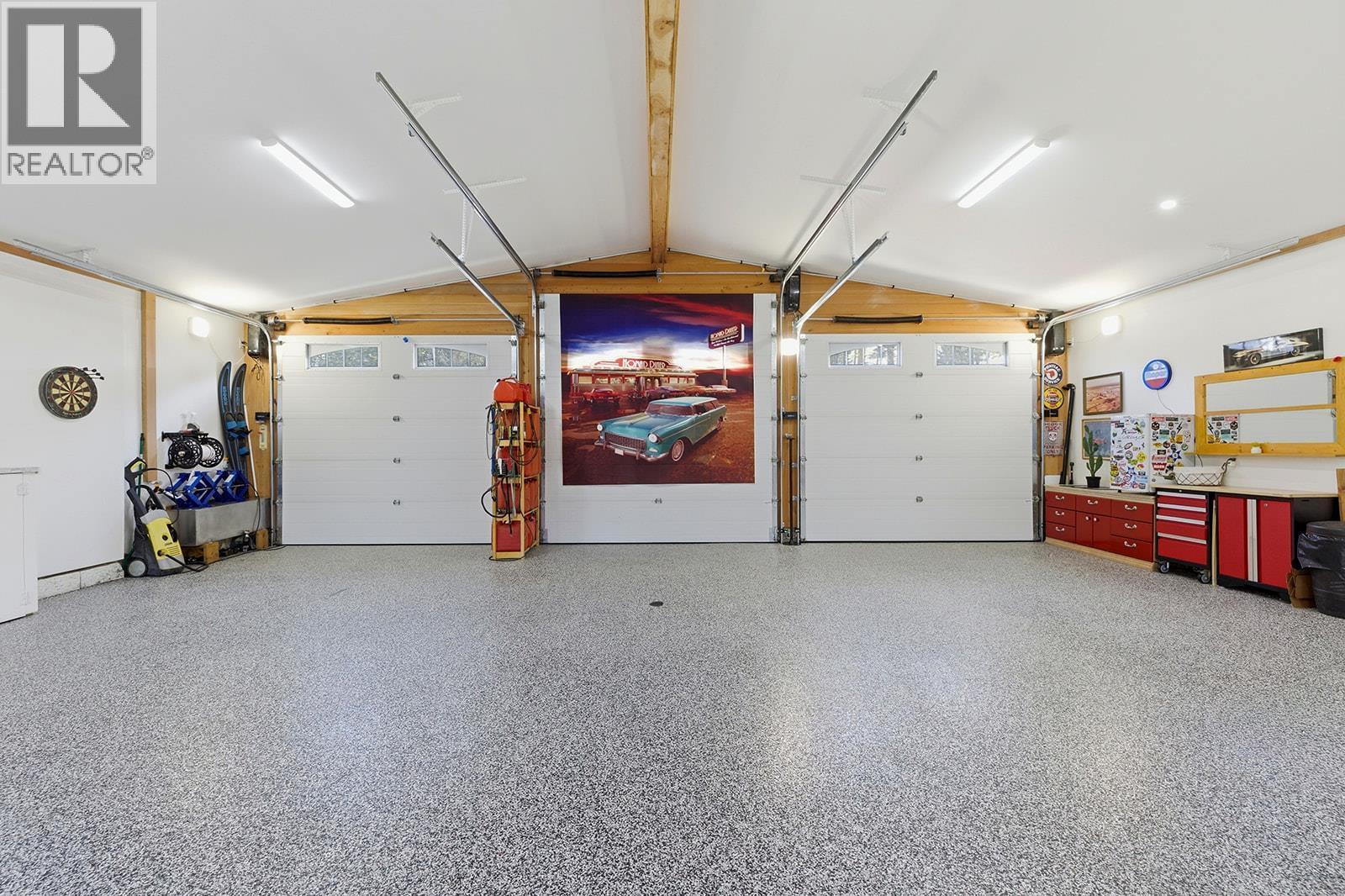 7145 Dunwaters Road, Kelowna, BC - Indoor Photo Showing Garage
