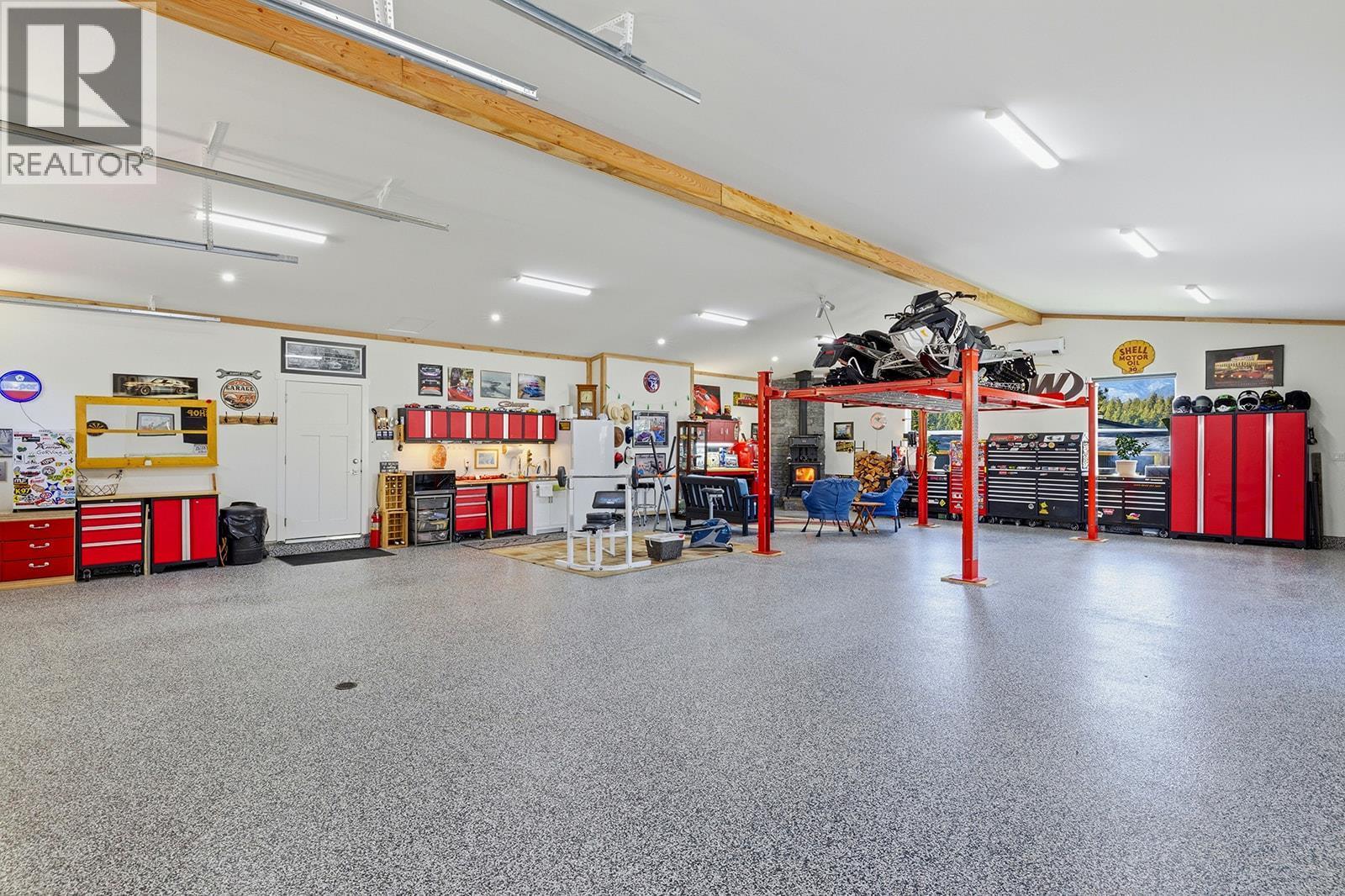 7145 Dunwaters Road, Kelowna, BC - Indoor Photo Showing Garage