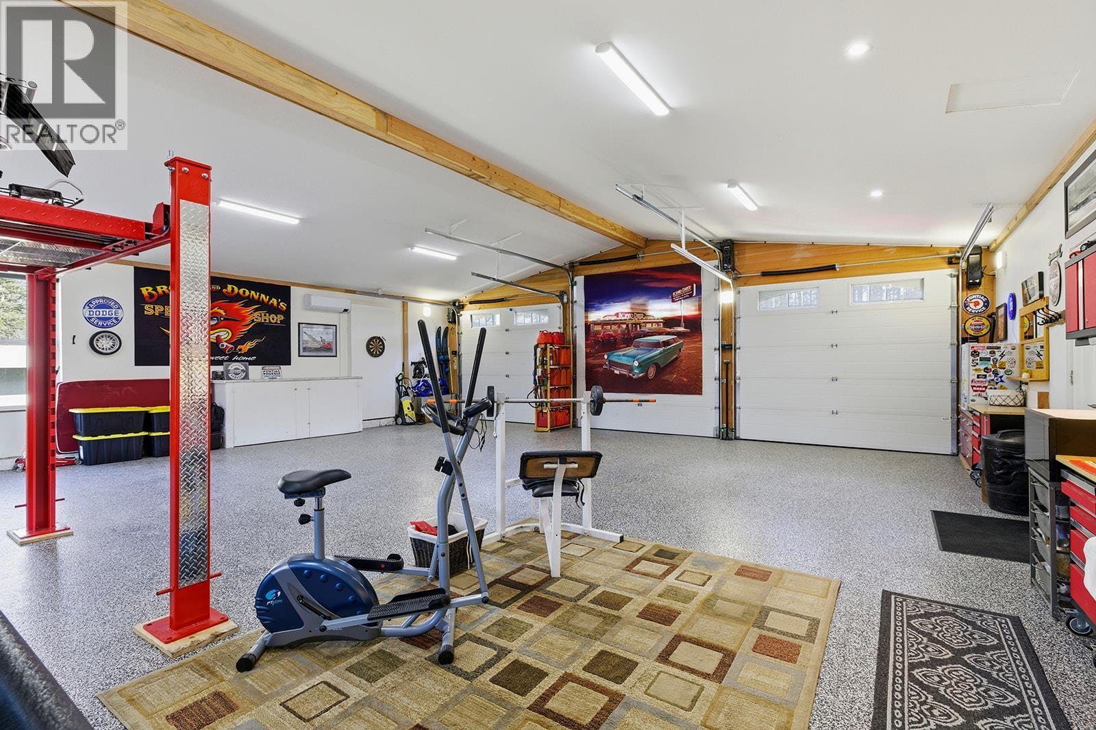 7145 Dunwaters Road, Kelowna, BC - Indoor Photo Showing Garage