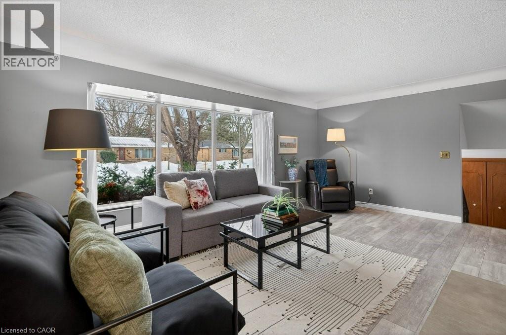 324 Woodworth Drive W, Ancaster, ON - Indoor Photo Showing Living Room