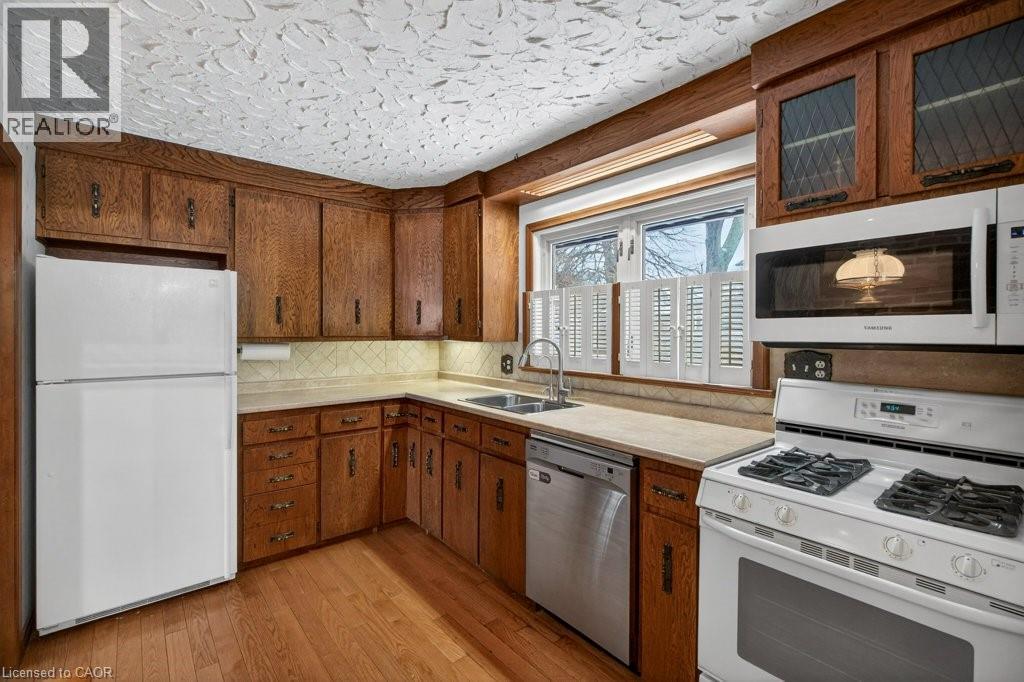 324 Woodworth Drive W, Ancaster, ON - Indoor Photo Showing Kitchen With Double Sink