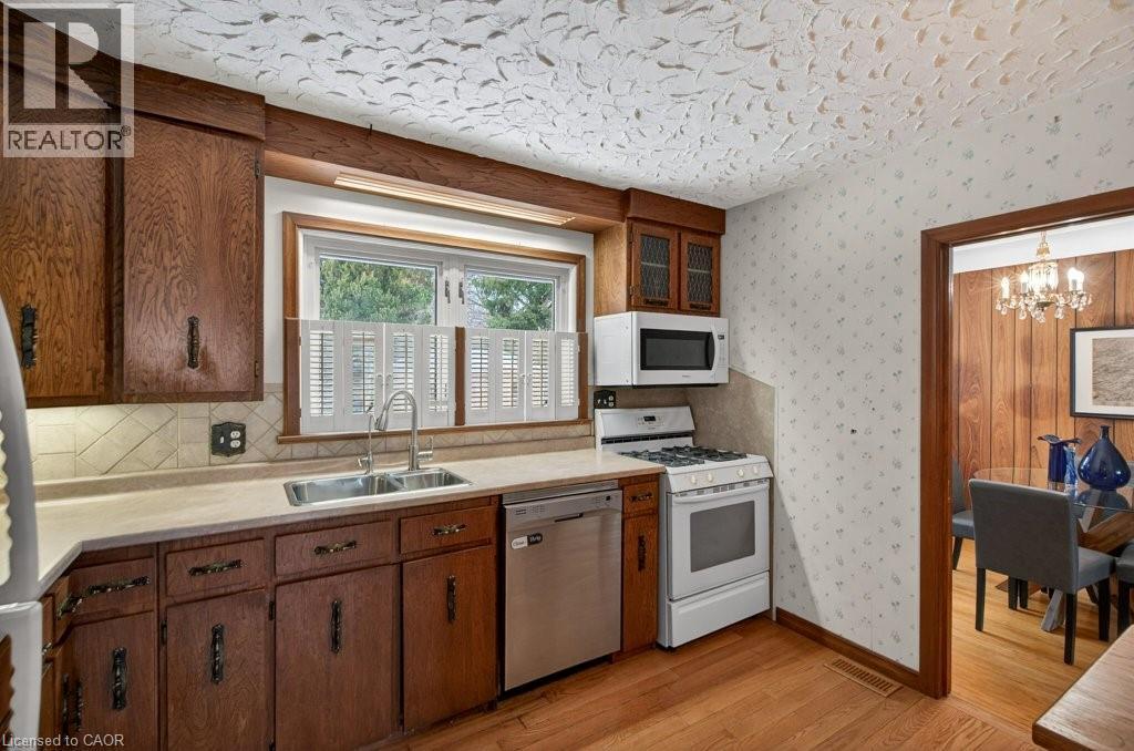 324 Woodworth Drive W, Ancaster, ON - Indoor Photo Showing Kitchen With Double Sink