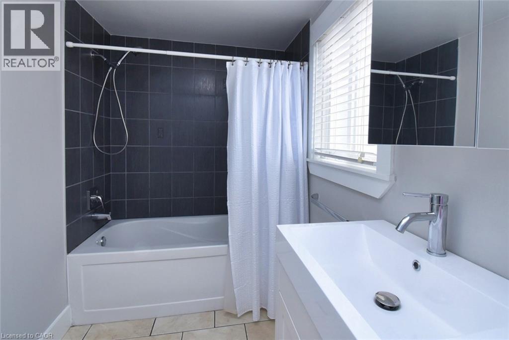 113 Steven Street, Hamilton, ON - Indoor Photo Showing Bathroom