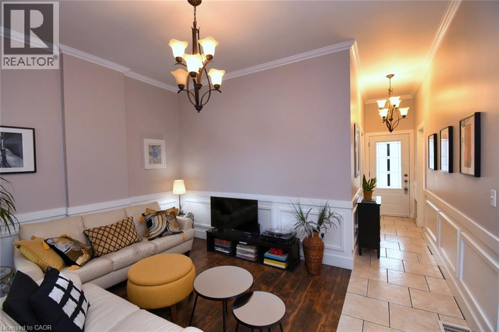113 Steven Street, Hamilton, ON - Indoor Photo Showing Living Room