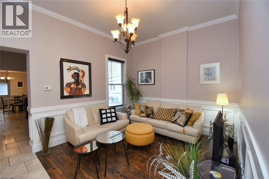 113 Steven Street, Hamilton, ON - Indoor Photo Showing Living Room