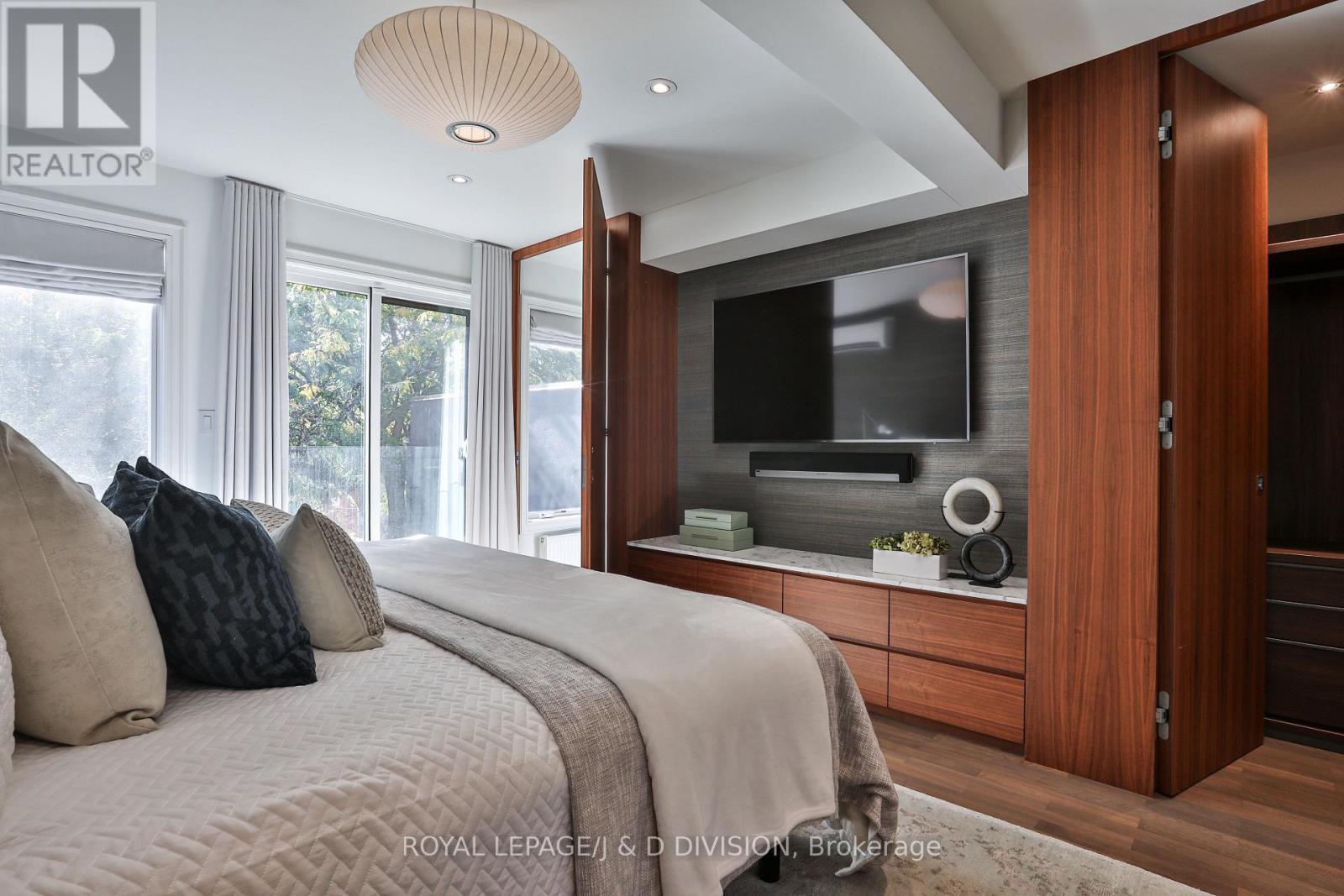 Full-height privacy door, Juliette, CN Tower views - 69 Sullivan Street, Toronto, ON - Indoor Photo Showing Bedroom
