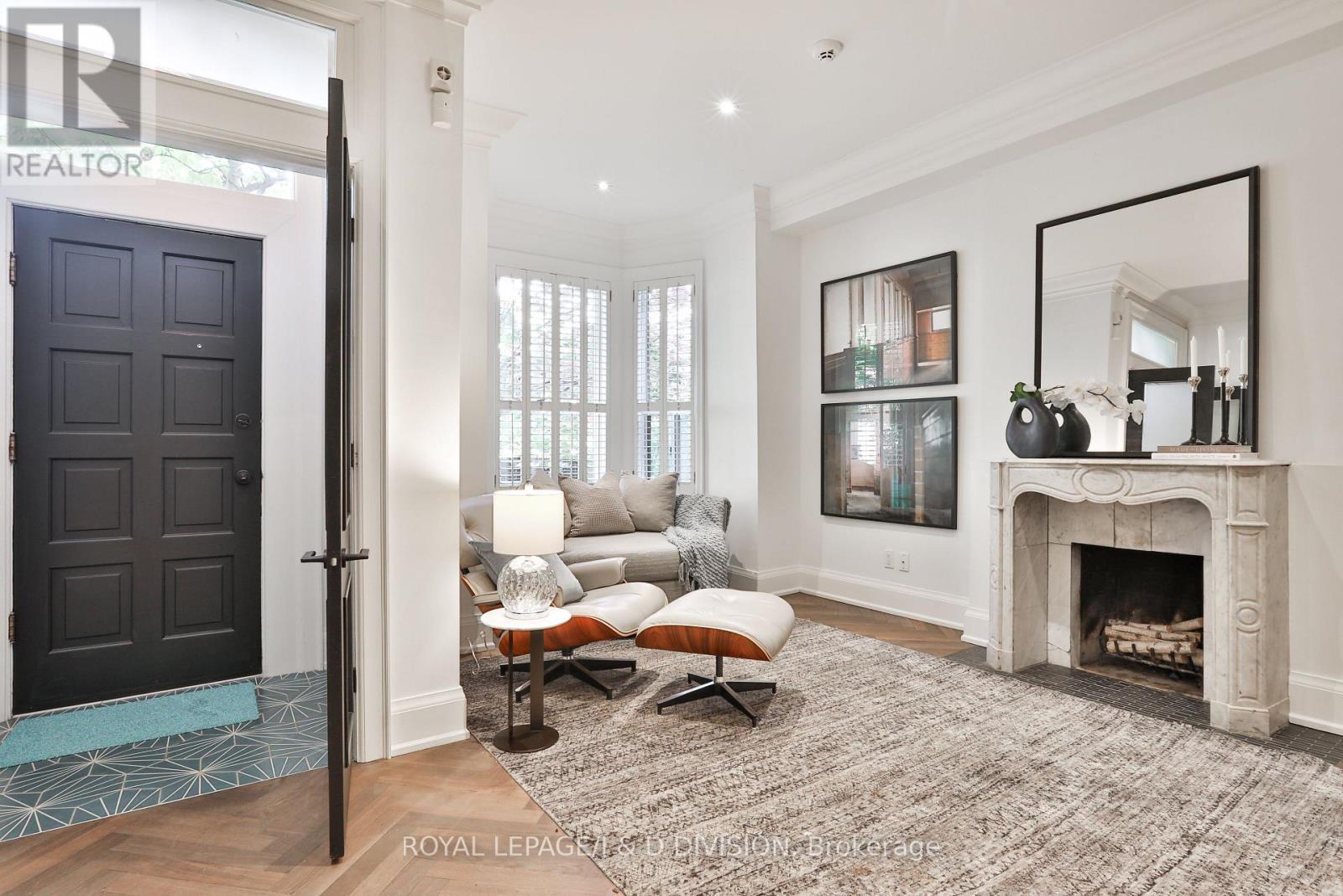 Bay window sitting area with fireplace - 69 Sullivan Street, Toronto, ON - Indoor Photo Showing Other Room With Fireplace