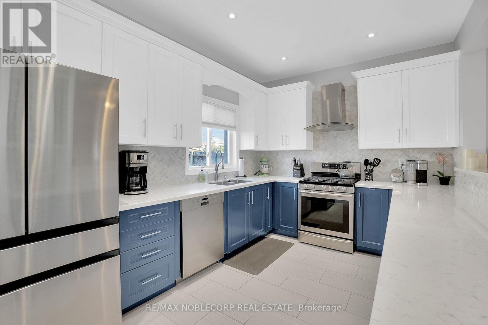 92 Water Garden Lane, Vaughan, ON - Indoor Photo Showing Kitchen With Upgraded Kitchen