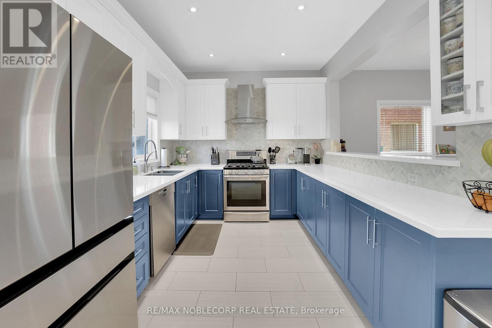 92 Water Garden Lane, Vaughan, ON - Indoor Photo Showing Kitchen With Upgraded Kitchen