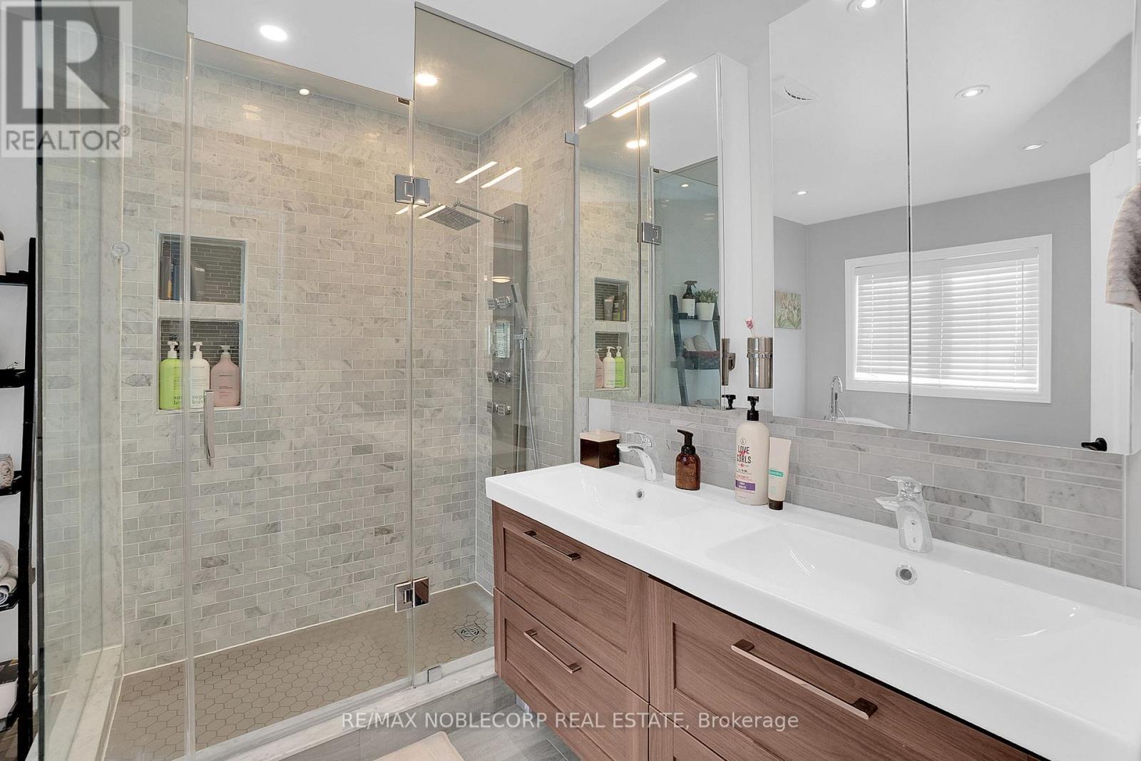 92 Water Garden Lane, Vaughan, ON - Indoor Photo Showing Bathroom