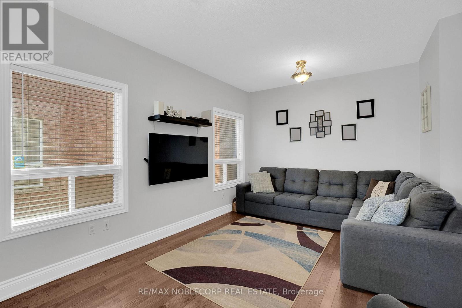 92 Water Garden Lane, Vaughan, ON - Indoor Photo Showing Living Room